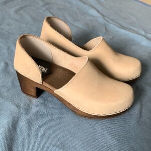 Sandgrens Brett closed-back clogs in Sand. Size EU 38/US 6.5